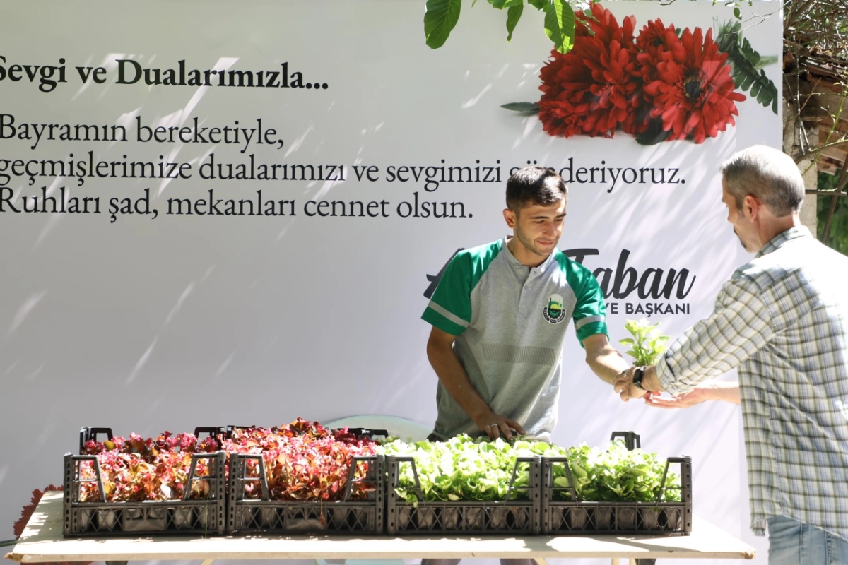 Bursa İnegöl Belediyesi mezarlıklarda 9 bin çiçek dağıttı 