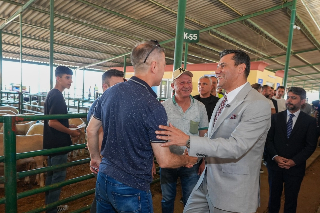 Manisa'da Başkan Zeyrek kurban pazarlığına aracı oldu 