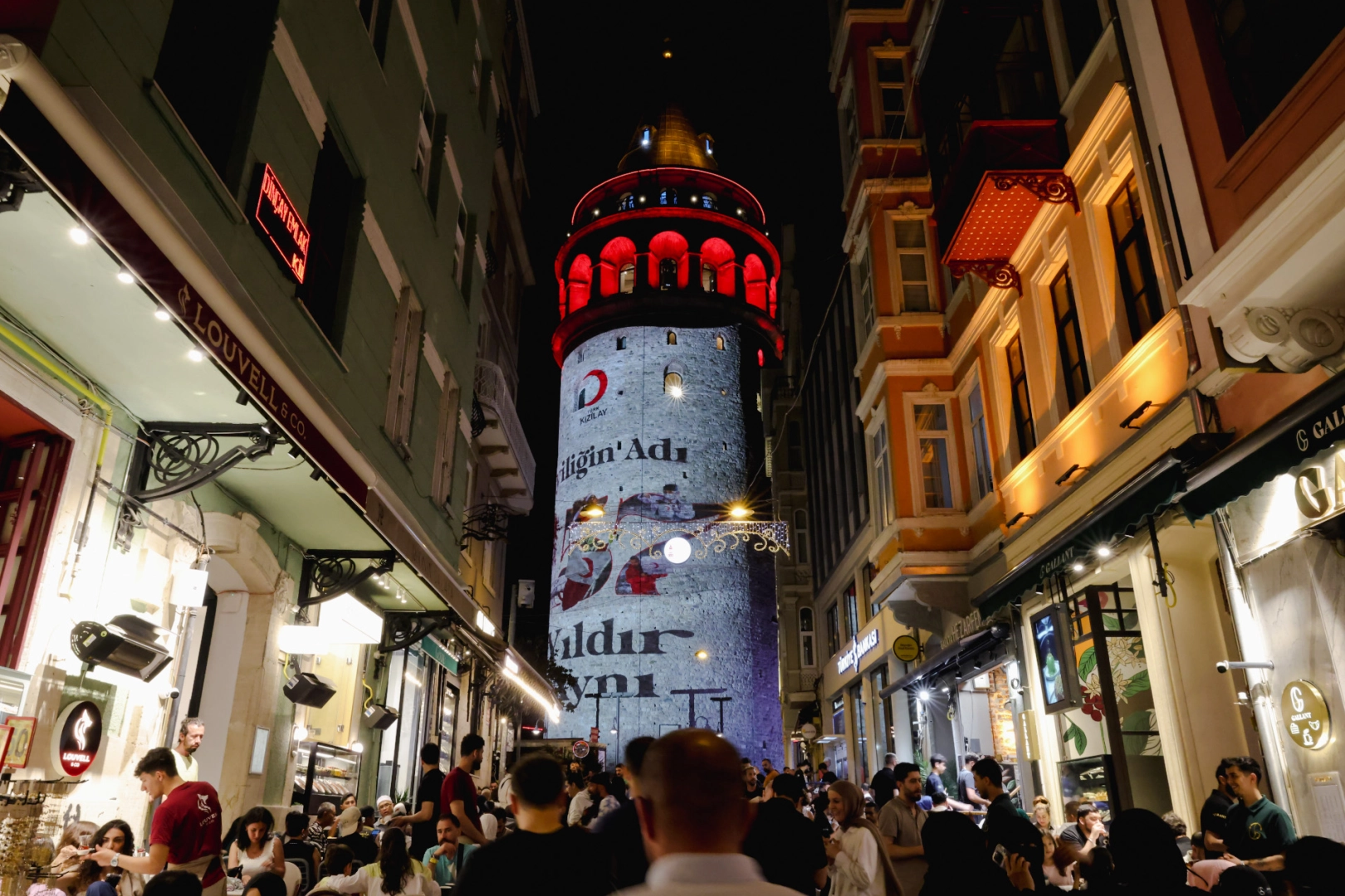 Simgesel yapılar kırmızıya büründü 