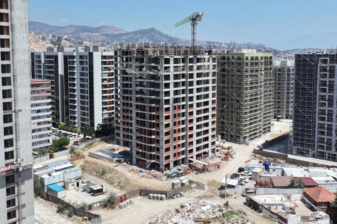 Başkan Tugay'dan Örnekköy’de kentsel dönüşüm denetimi 