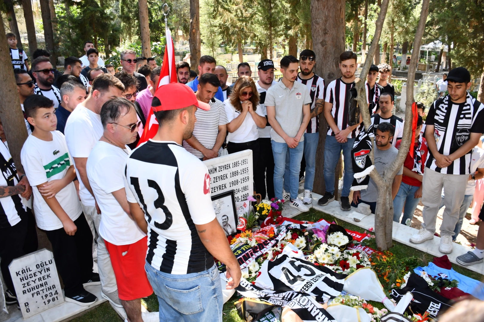 Manisa'da Ferdi Zeyrek’in kabri ziyaretçi akınına uğradı 