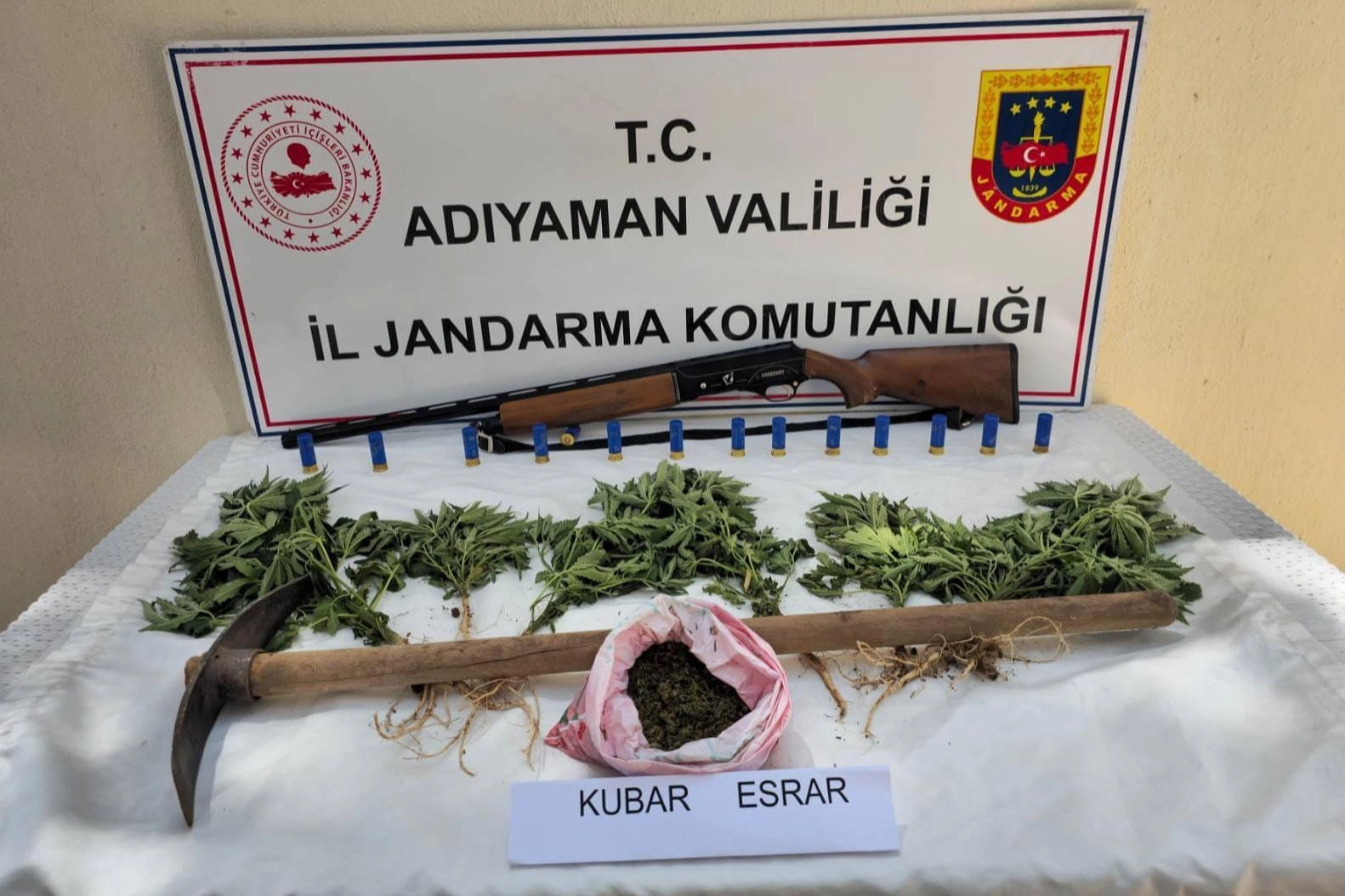Adıyaman Jandarması'ndan uyuşturucu ve silah operasyon 