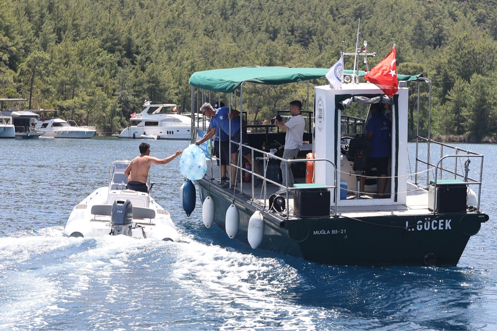 Muğla’nın mavi koyları 8 atık alım teknesiyle korunuyor 