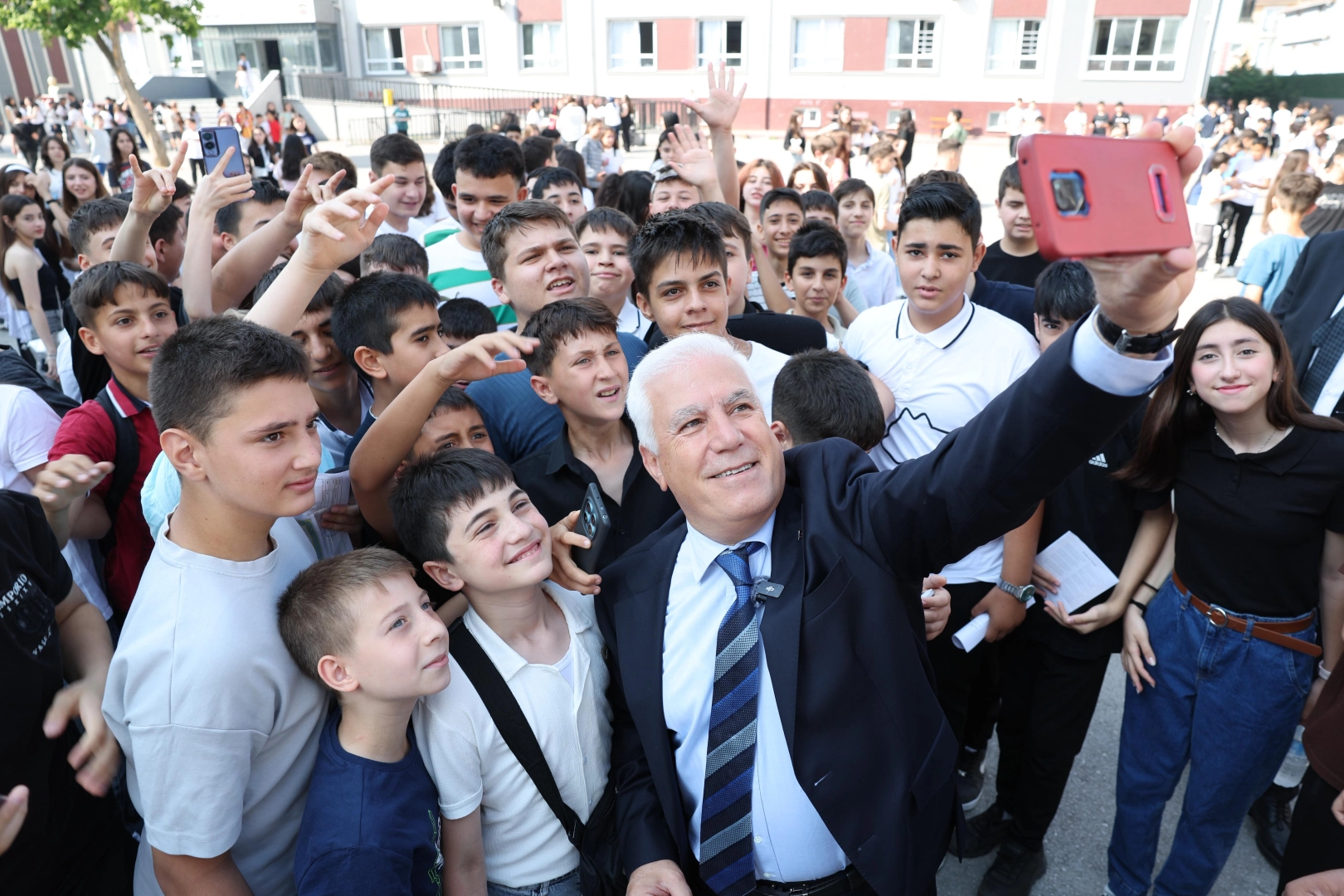 Bursa'da Başkan Bozbey karne sevincine ortak oldu 