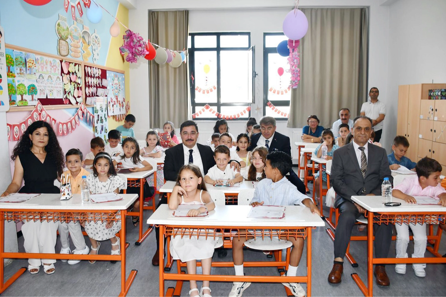 Mudanya'da Kaymakam Terzi öğrencilerin karne sevincine ortak oldu 