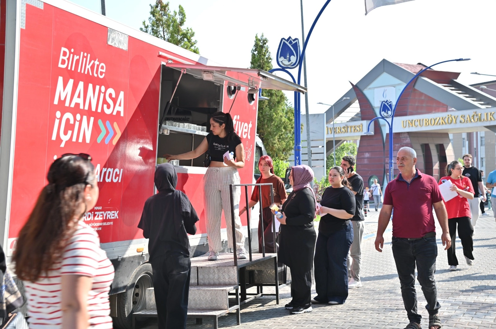 Manisa Büyükşehir YKS günü öğrencileri yalnız bırakmadı 