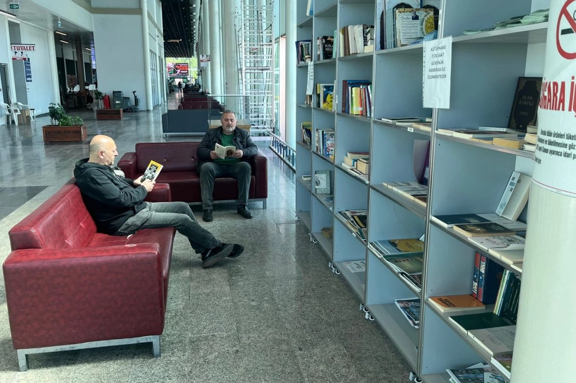 Ordu'da yolcular otobüslerini kitap okuyarak bekliyor 
