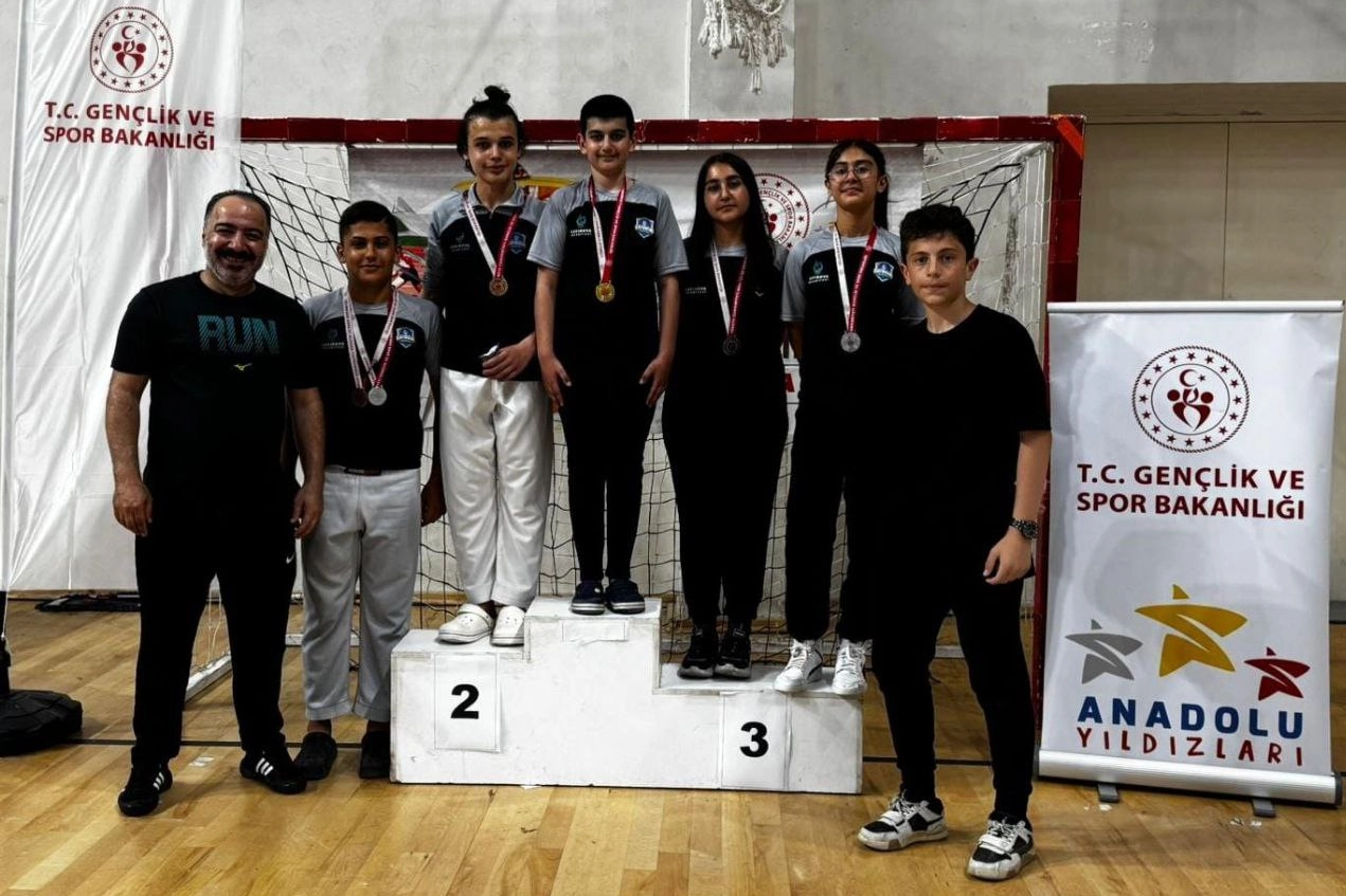 Çayırova'nın sporcuları madalya ve kupalara doymuyor 