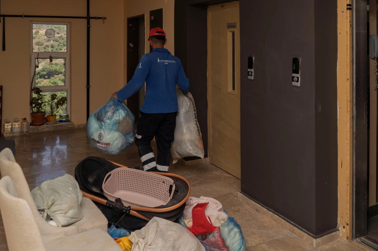 İzmir Büyükşehir mağdur aileyi yalnız bırakmadı 