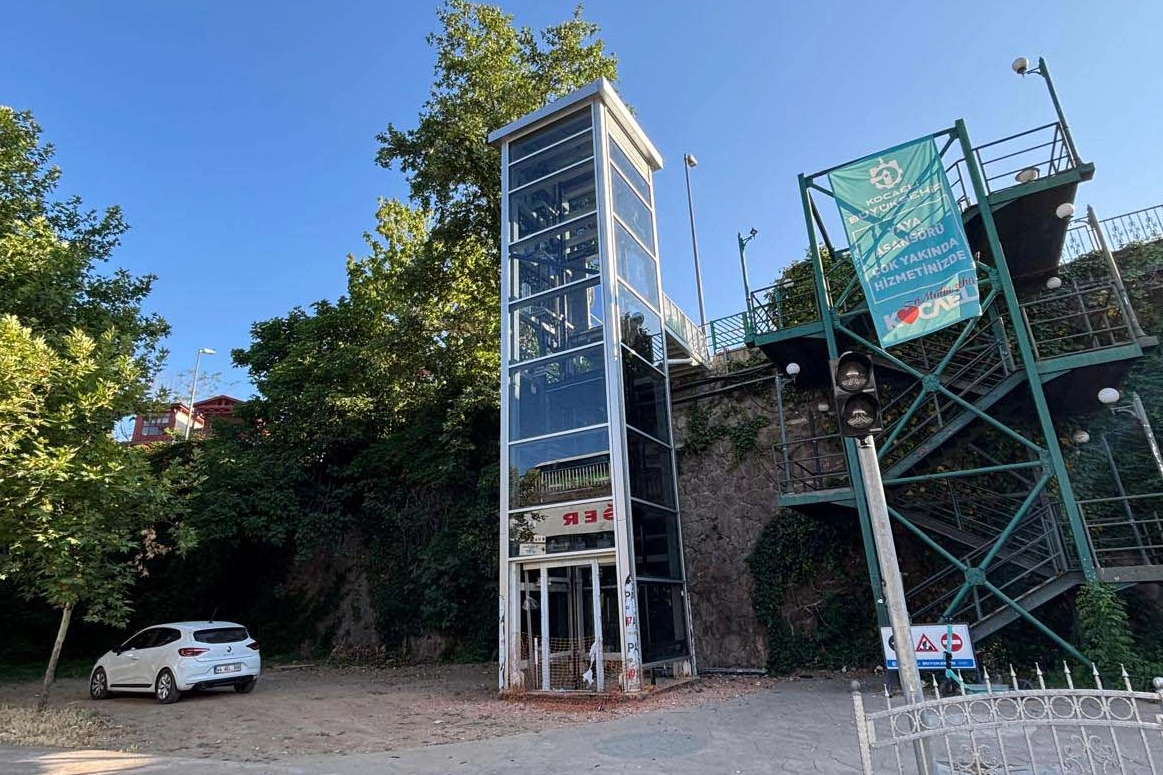 İzmit Tren Garı'nda asansör kulesi tamamlanıyor 