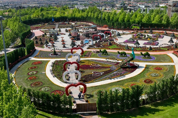 Konya'da 375 bin çiçek görsel şölen sunuyor  