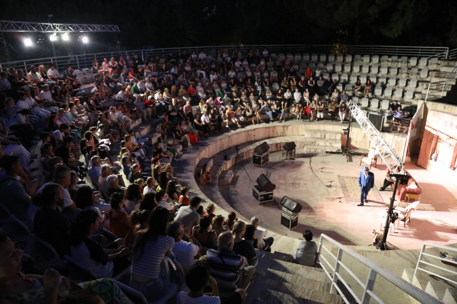 Efes Selçuk'ta sanat ve dayanışma amfi tiyatro sahnesinde 