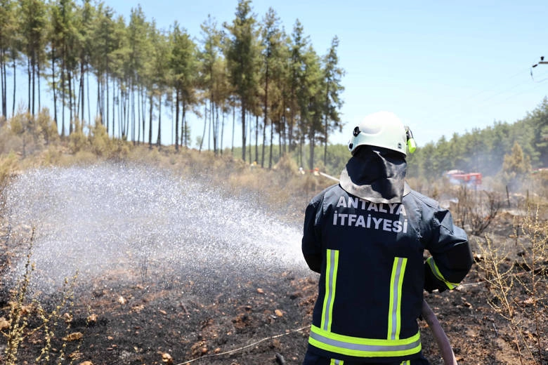 Antalya İtfaiyesi’nden orman yangınlarına müdahale 