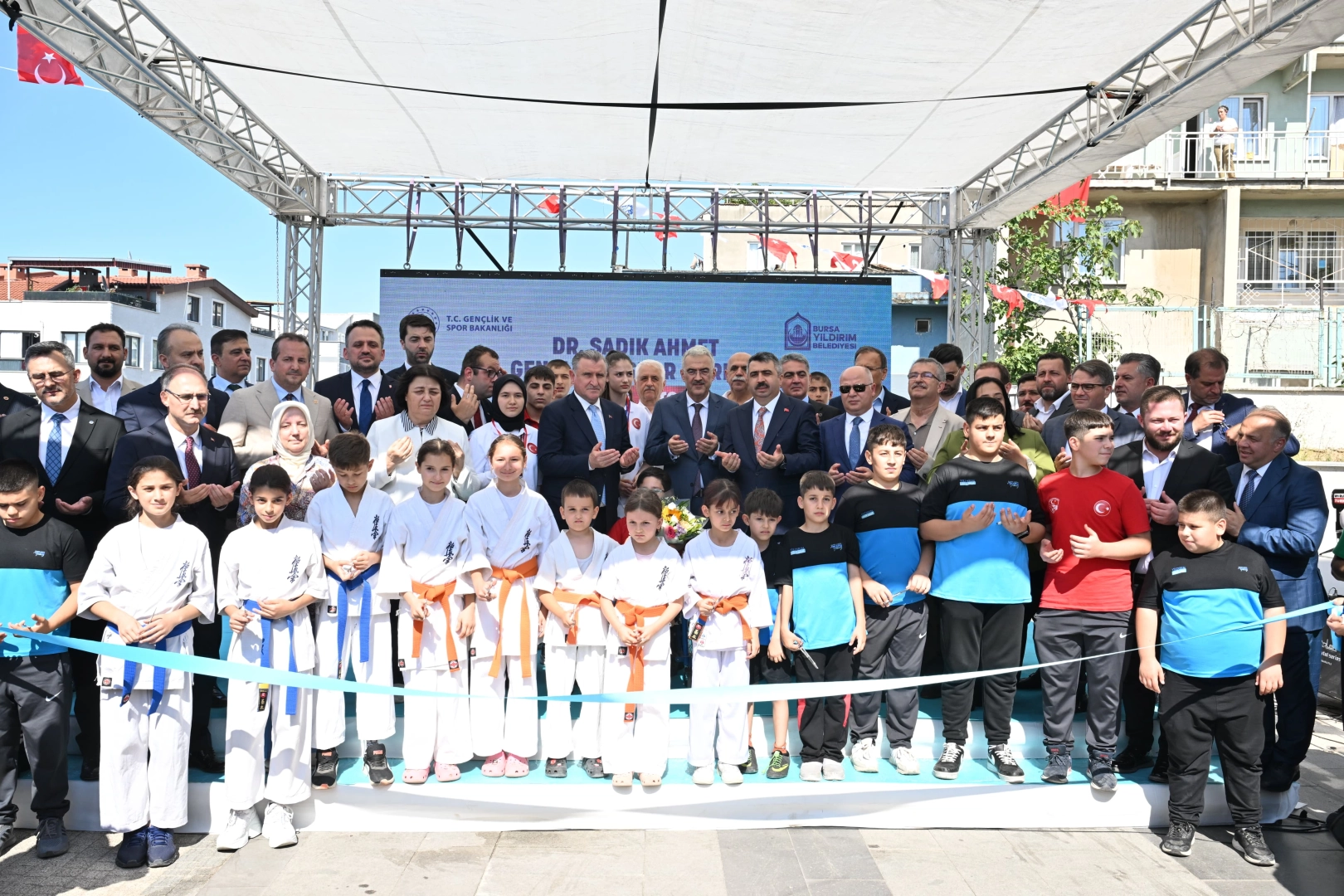 Bursa Yıldırım’da 7’den 70’e spor ve kültür merkezi açıldı 