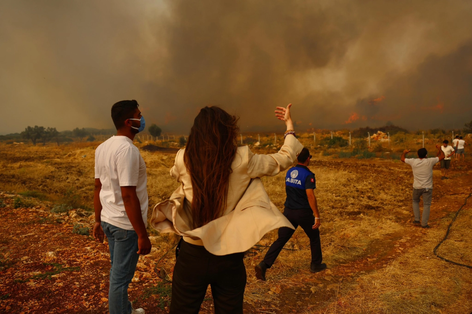 İzmir Çeşme yangınında tüm ekipler sahada... Riskli bölgelerde tahliyeler sürüyor 