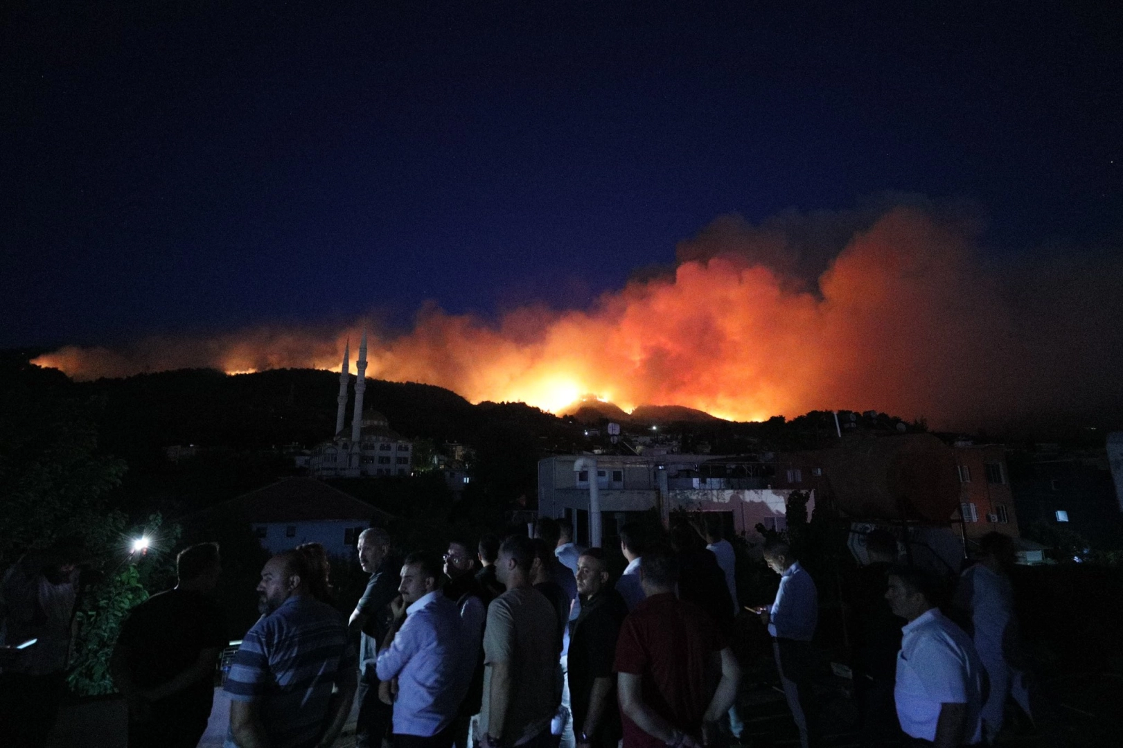 Hatay’da yangın büyüdü, 920 ev boşaltıldı 