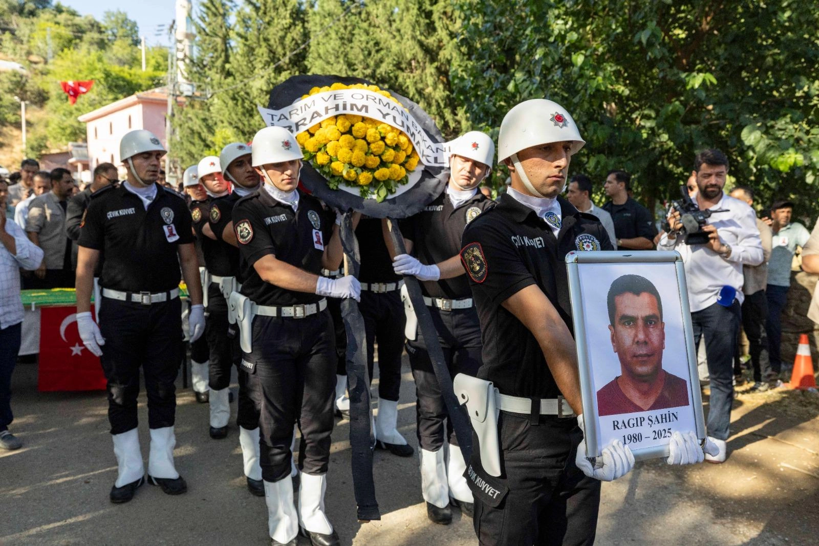 İzmir'de ormanın kahraman şehidi son yolculuğuna uğurlandı 