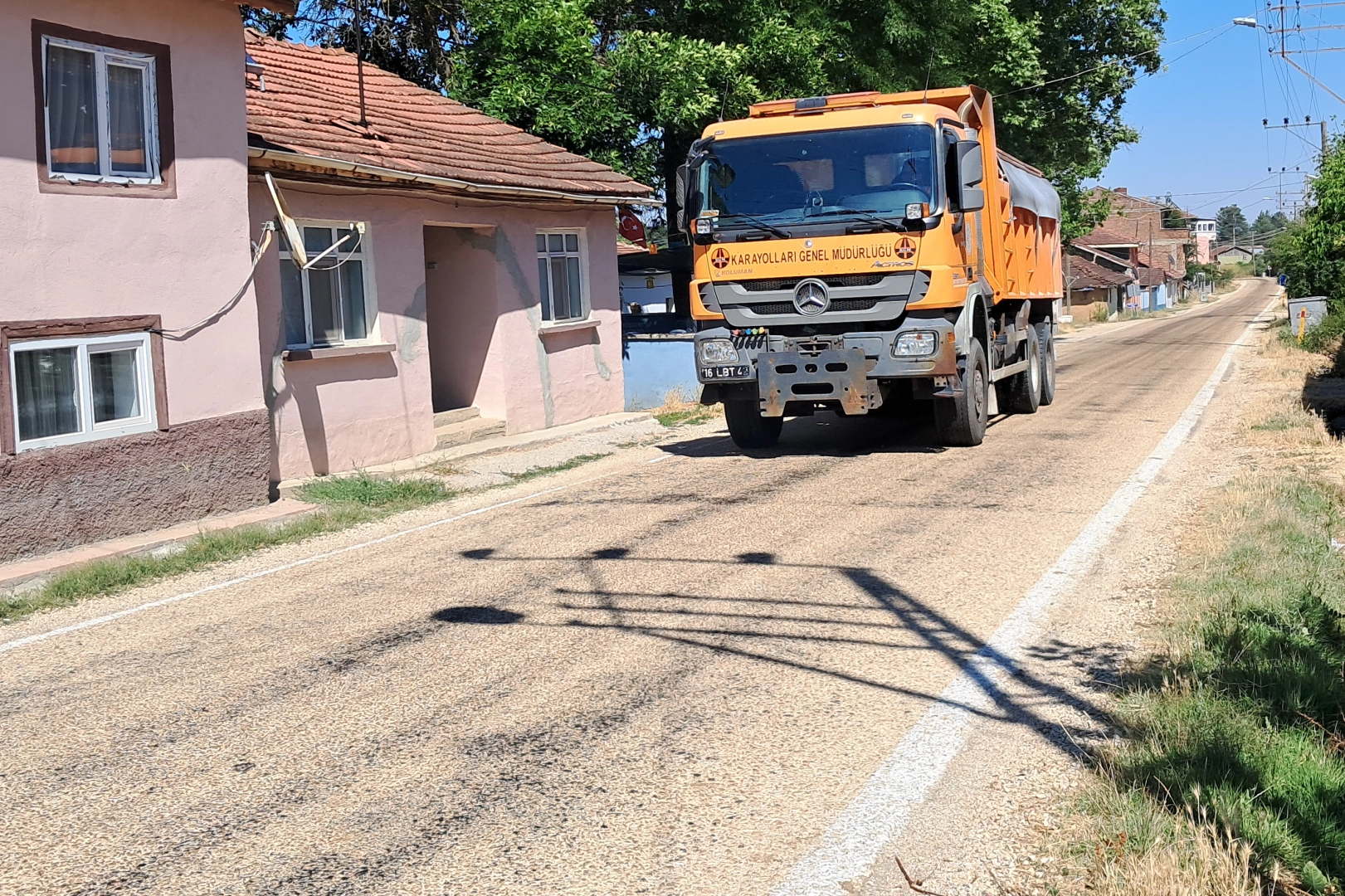 Bilecik’te eriyen asfalta karayollarından acil müdahale! 