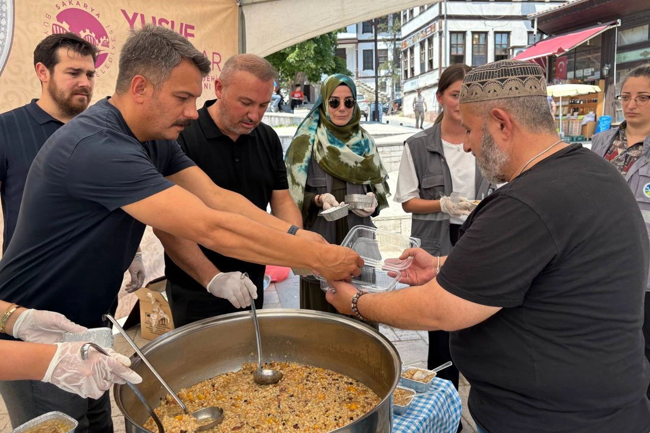 Sakarya'da binlerce kişi aşureyi tattı 