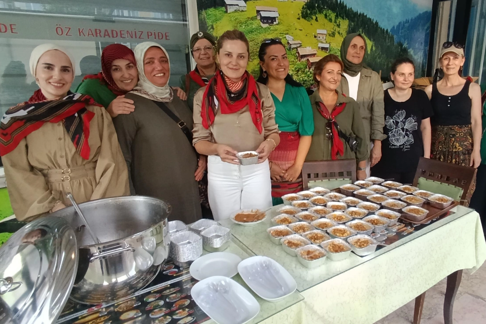 Trabzonlular Derneğinden aşure ikramı 