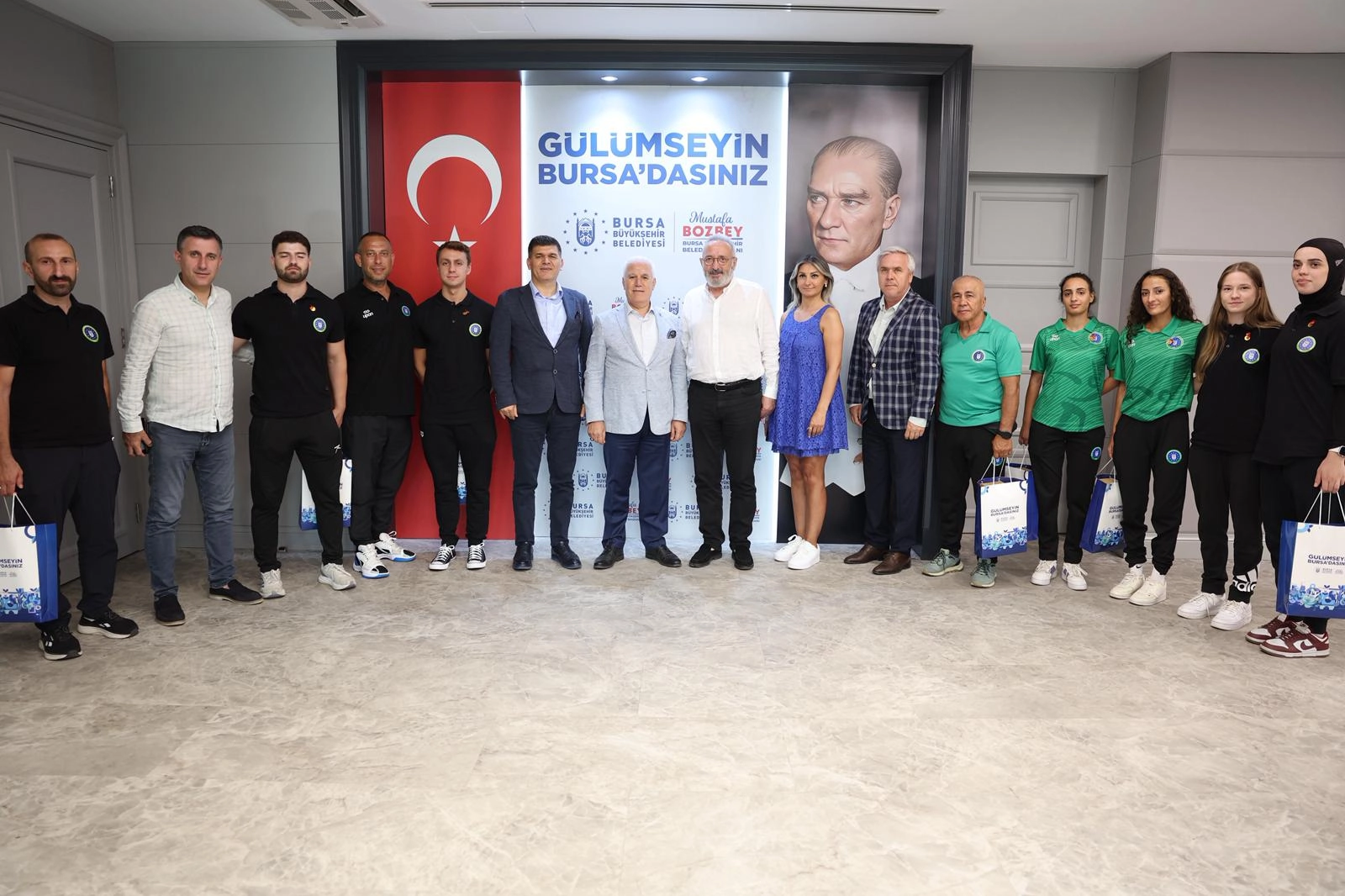 Bursa'nın gururu sporculardan Büyükşehir'e ziyaret 