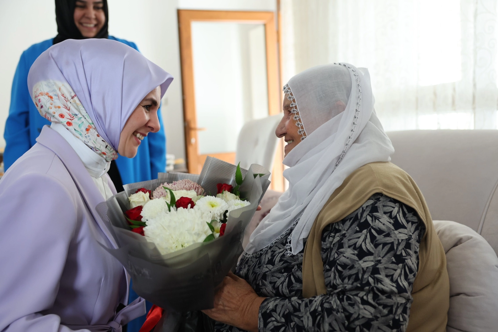 Elazığ'ın fenomen babaannesine Bakan Göktaş'tan sürpriz ziyaret 