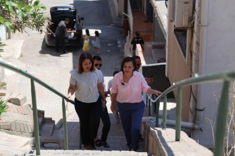İzmir Karabağlar'da sorunlara muhtarlarla yerinde çözüm 