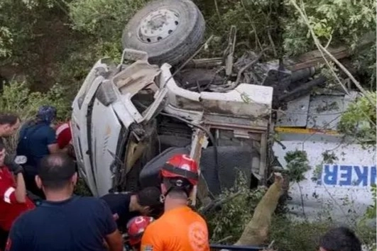Bursa Kestel'de yangına su taşıyan tanker devrildi: 3 ölü 