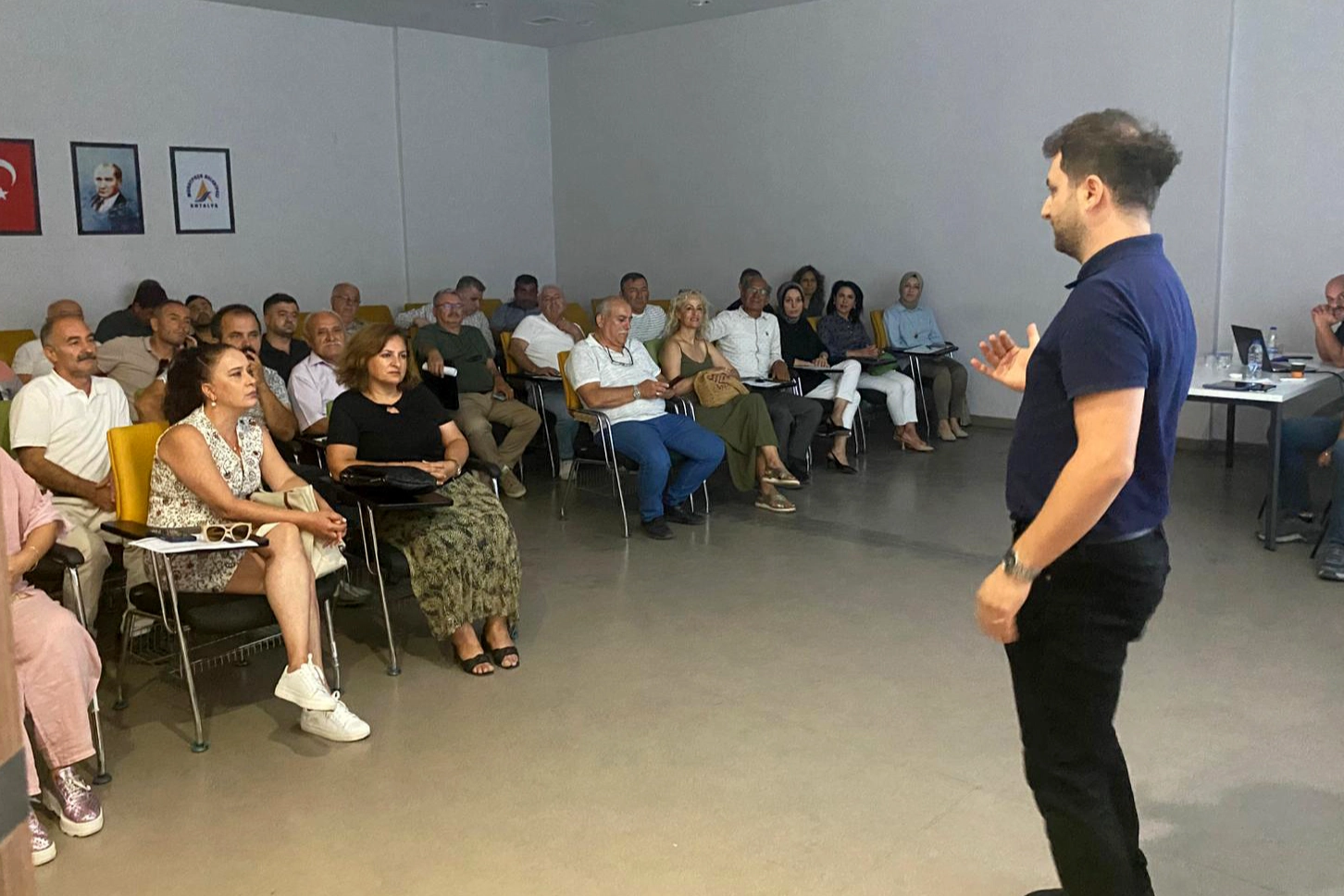 Antalya Muratpaşa'da muhtarlara tebligat yazma eğitimi 