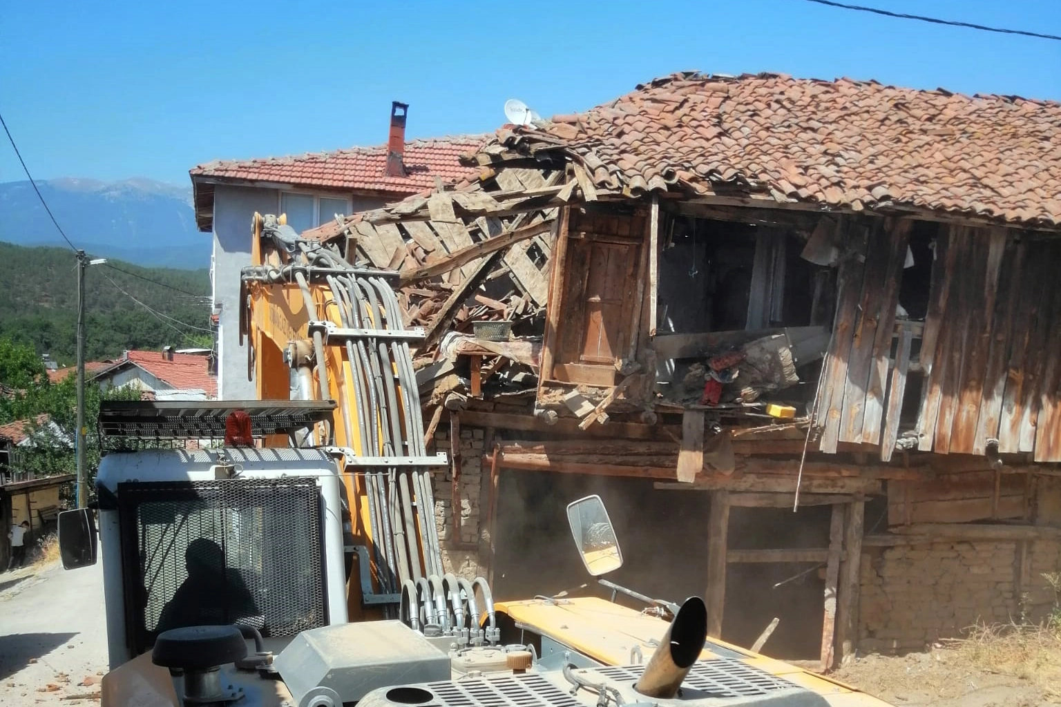 Bursa Osmangazi'de tehlikeli metruklara yıkım 