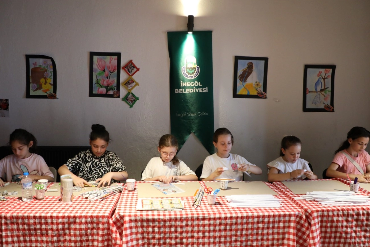 Çocuklar İnegöl’de sanatla eğleniyor, öğreniyor 