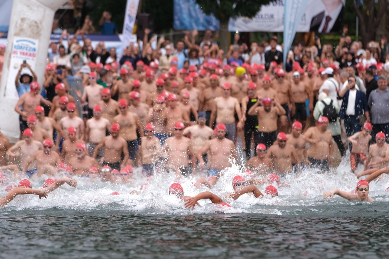 Körfezin iki yakası kulaçlarla birleşti 