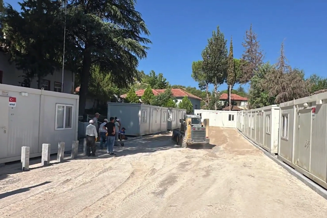 AFAD Sındırgı'ya 10 konteyner kurdu... Kurulumlar sürüyor 