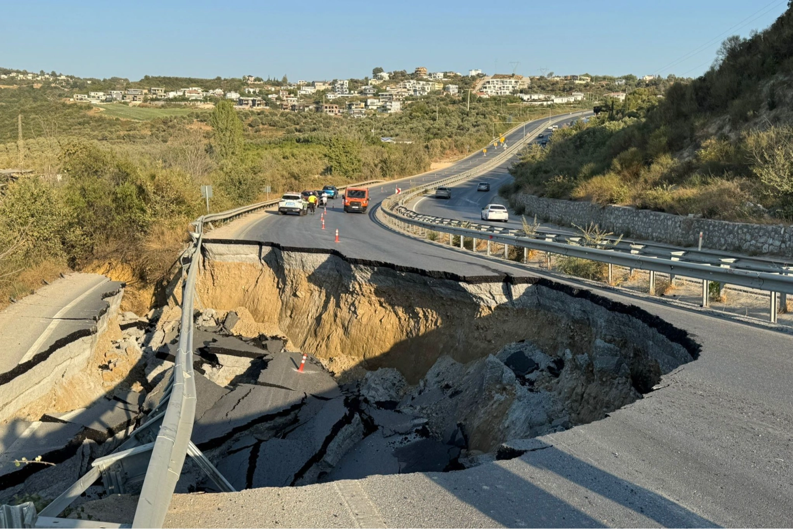 Kuşadası’nda çöken yol ile ilgili kritik sorular 