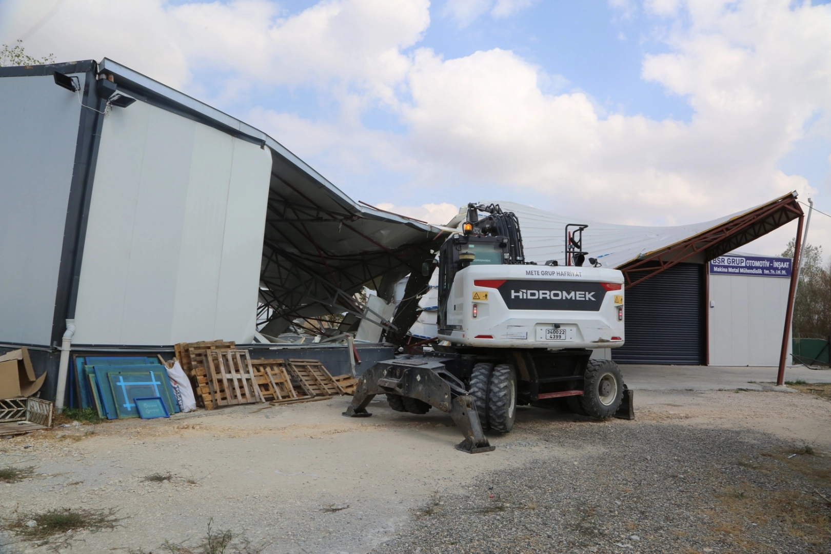 Bursa Nilüfer’de kaçak iki iş yeri yıkıldı 