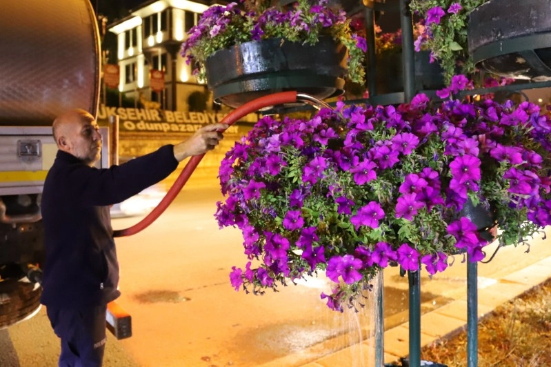 Eskişehir’de gece mesaisiyle yeşil alanlara can veriliyor 