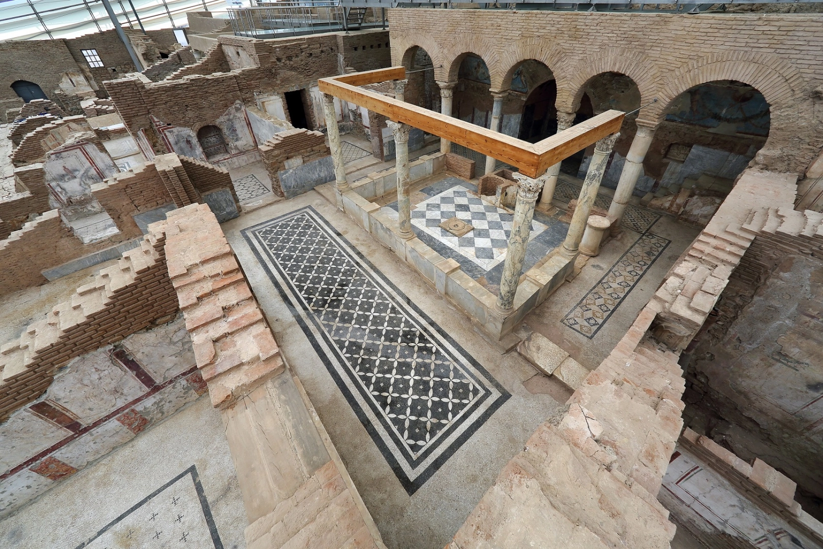 Efes'in simge yapılarından Yamaçevler restorasyonda 