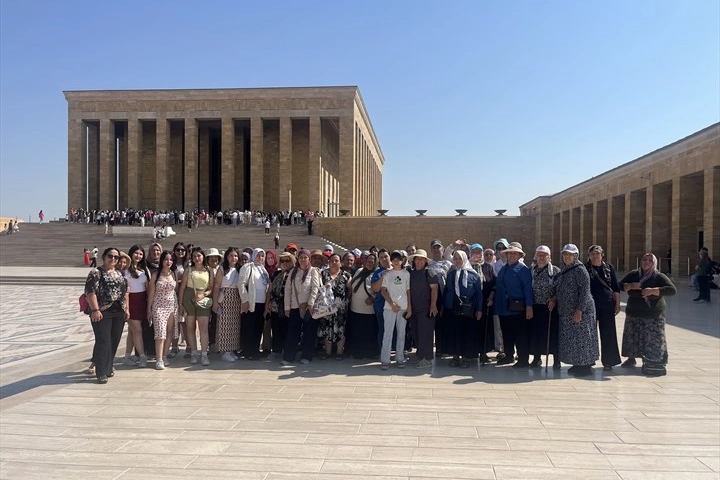 Denizli’den Ankara’ya vefa yolculuğu: Kadınlar Atatürk’ü ziyaret etti 