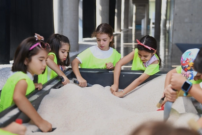 Minik arkeologlar Bursa'nın tarihi mekanlarını gezdi 
