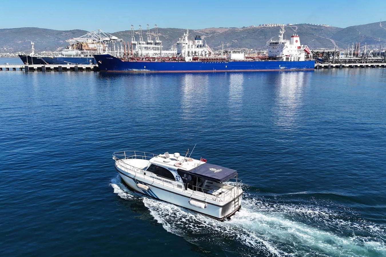 İzmit Körfezi'nde denizi kirleten gemiye suçüstü! 