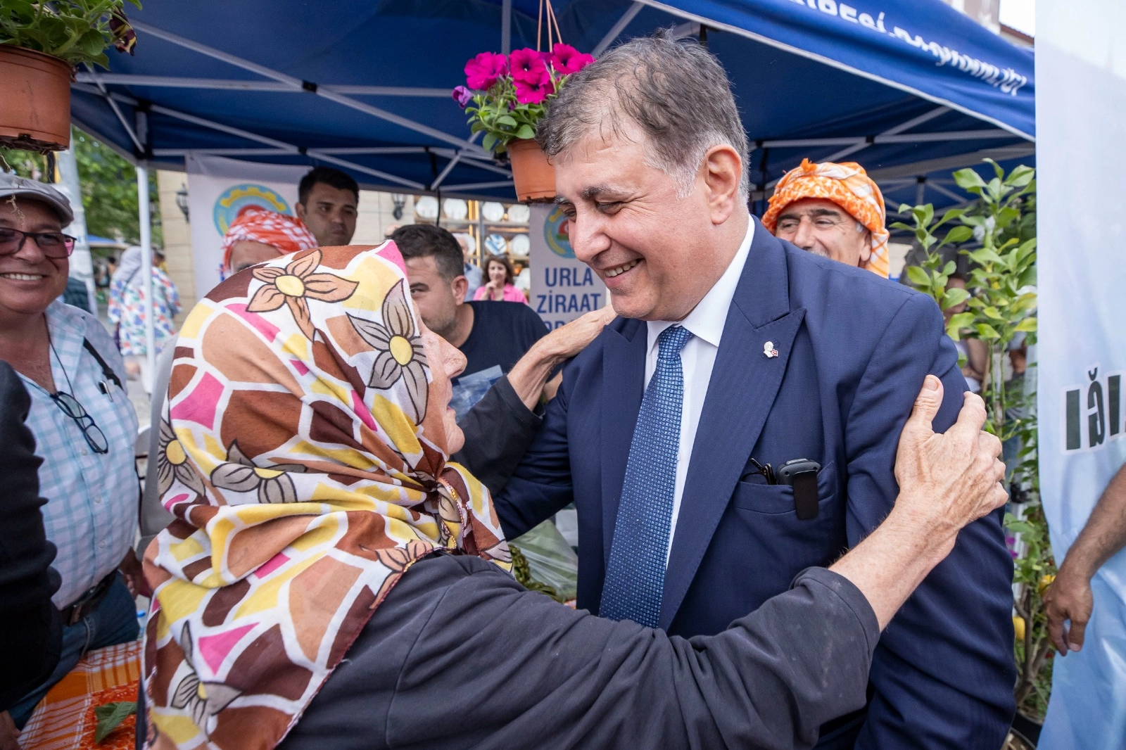 İzmir’de emeklilere destek sürüyor 