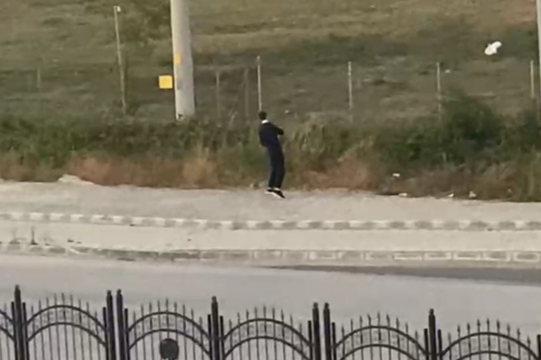 Düzce'de kaldırımda boks yapan genç gündem oldu 