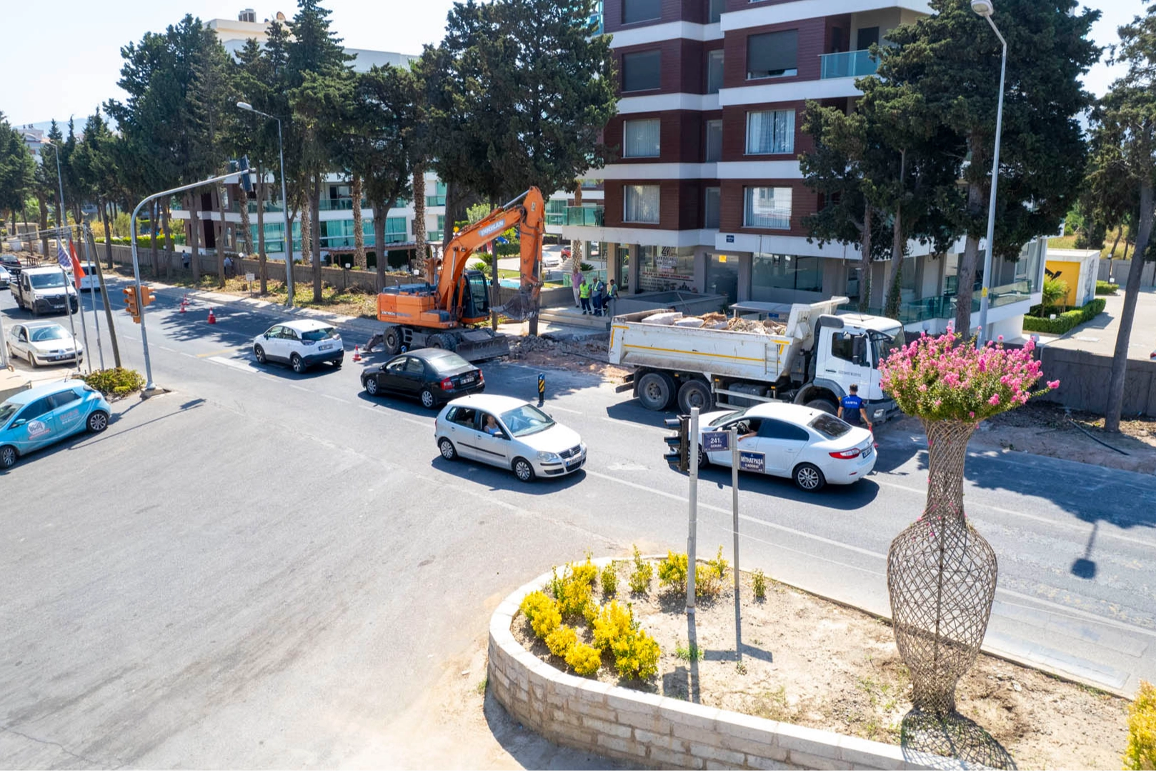 İzmir Güzelbahçe'de ana arterler yenileniyor 