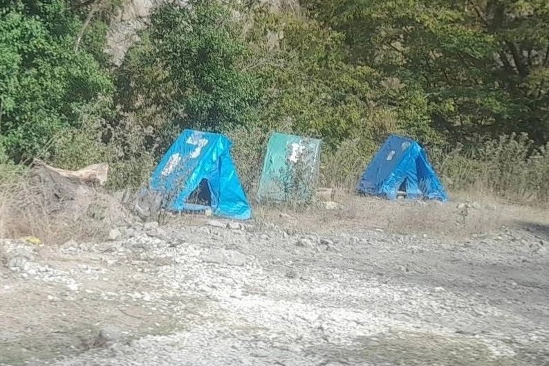 Düzce Yığılca’da sokak hayvanlarına hayvanseverlerden kulübe desteği 