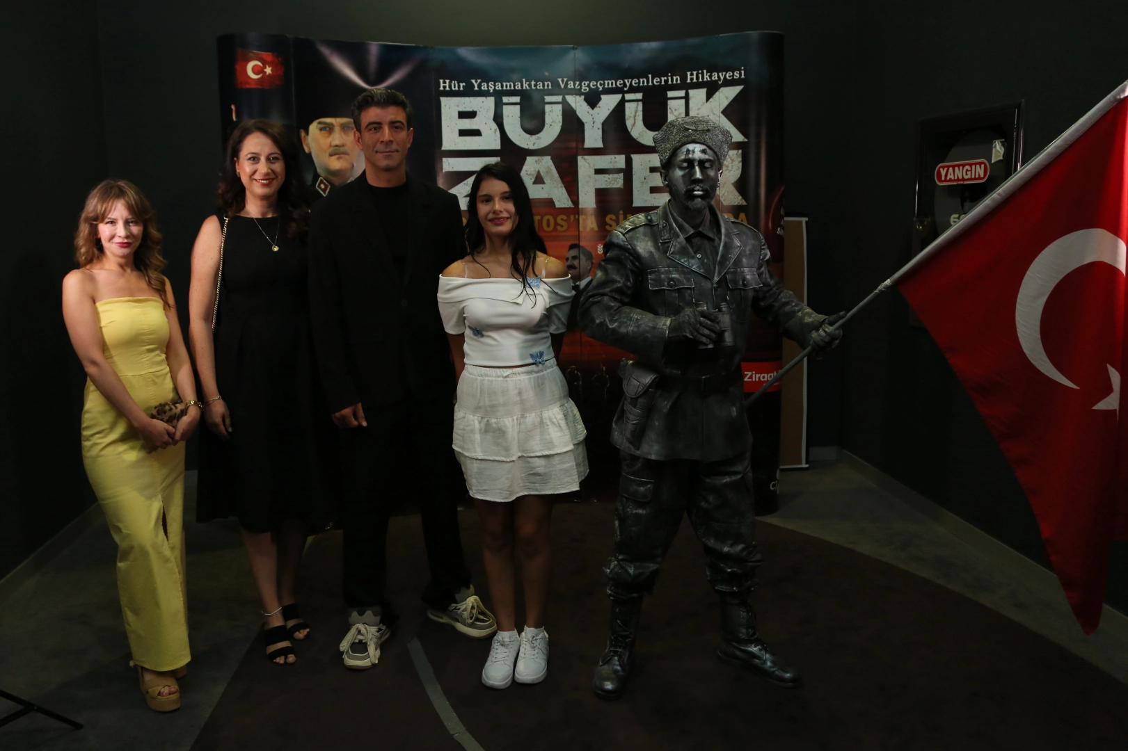 Genç nesillere tarihi yaşatacak filme görkemli gala 