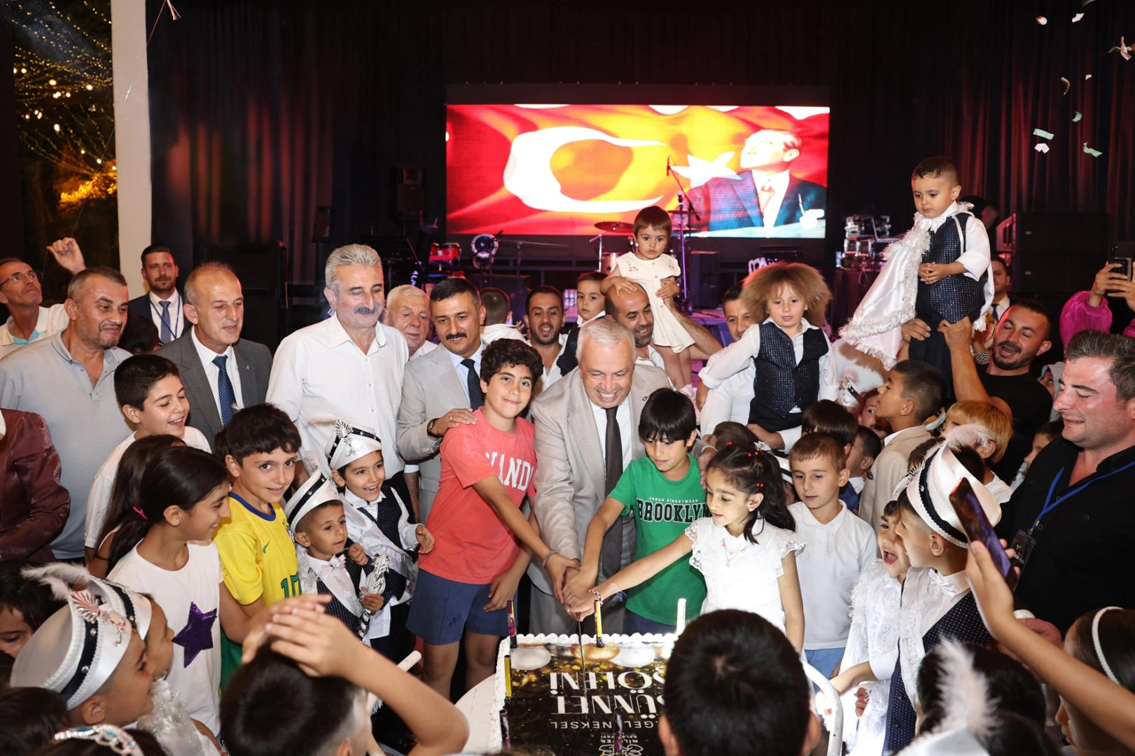 Bursa Nilüferli çocuklara sünnet şöleni 