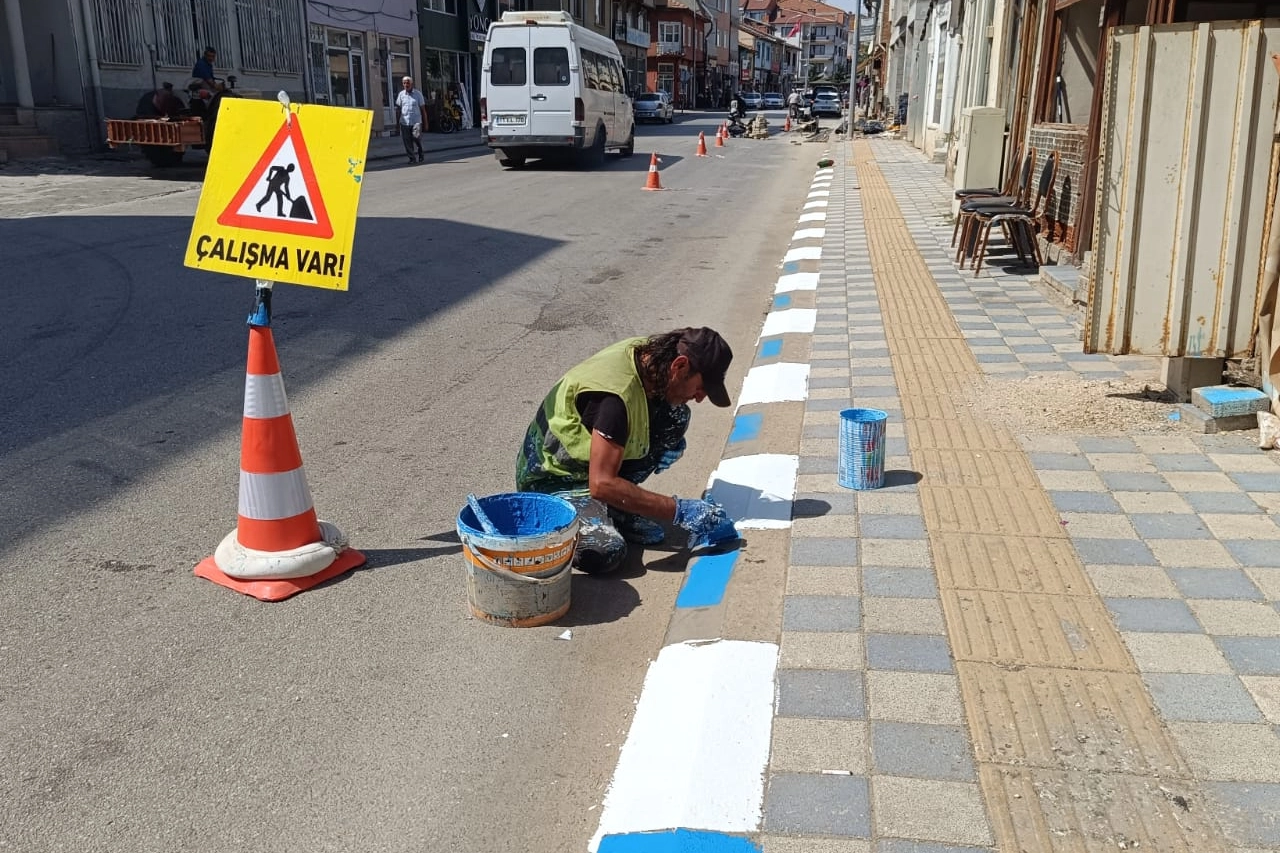 Bilecik Pazaryeri kaldırımlarına “Mavi-Beyaz” makyaj 