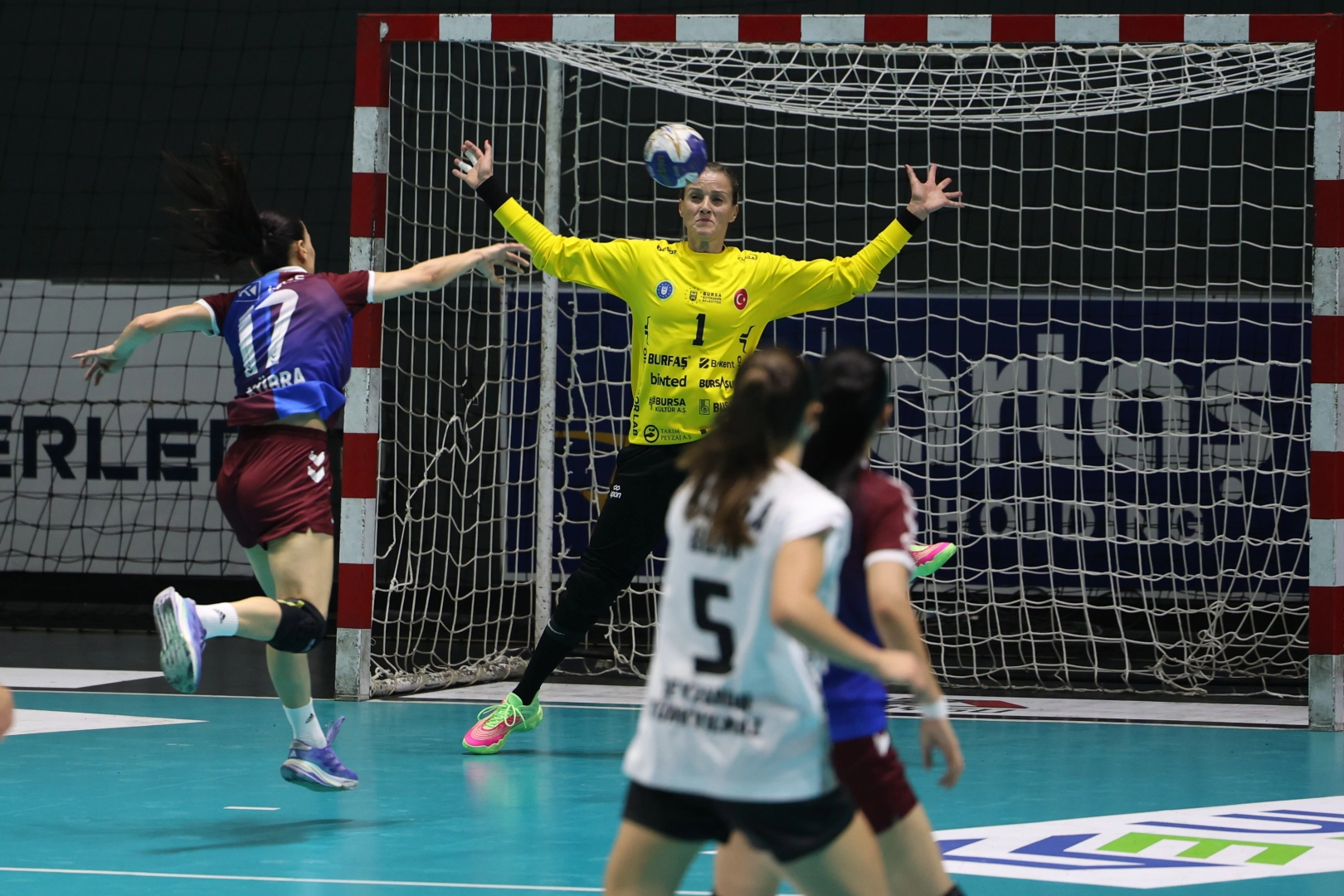 Bursa Büyükşehir'in kadın hentbolcuları finalde 