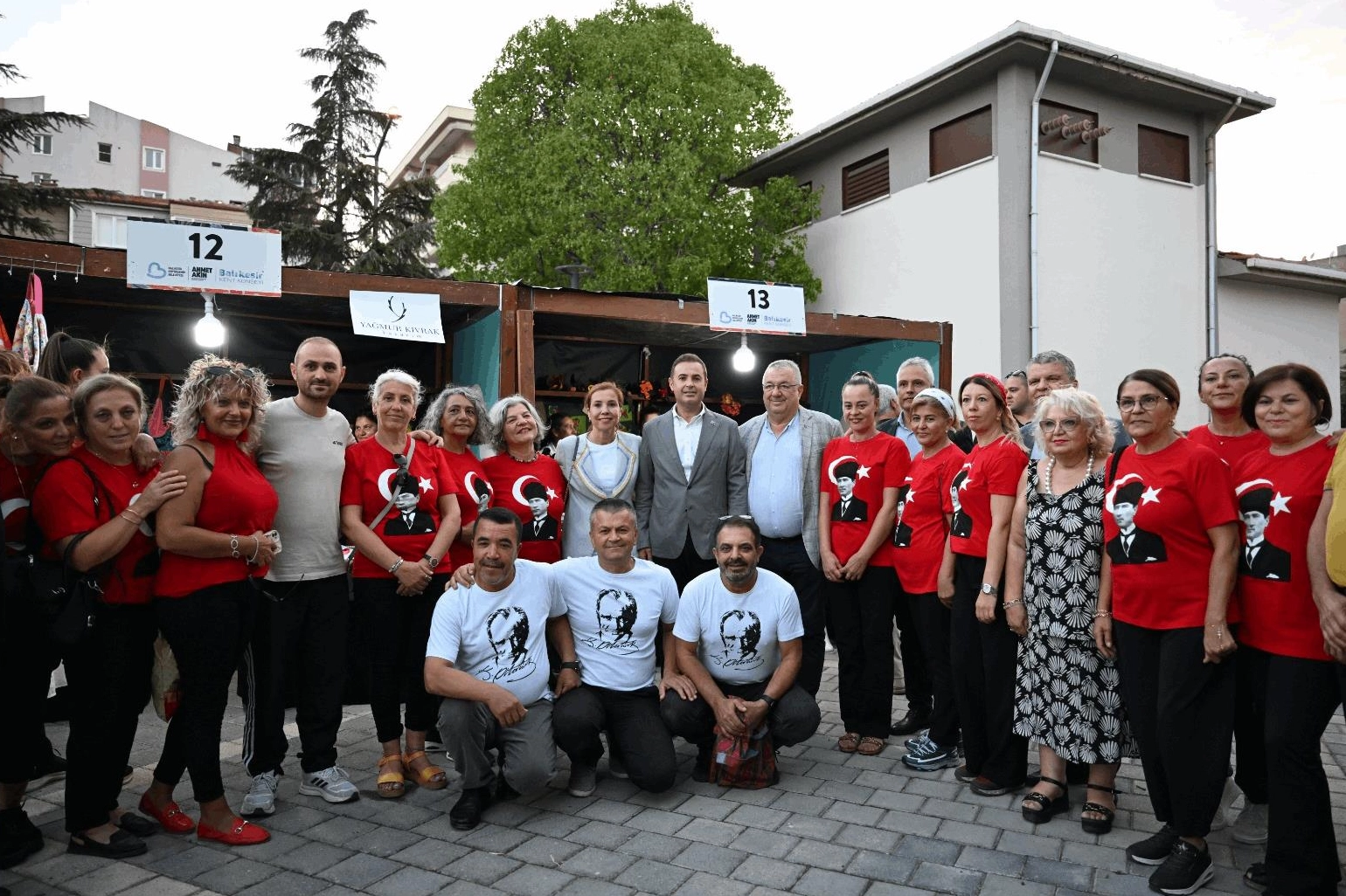 Edremit’te Kadın Emeği Çarşısı yoğun ilgi gördü 