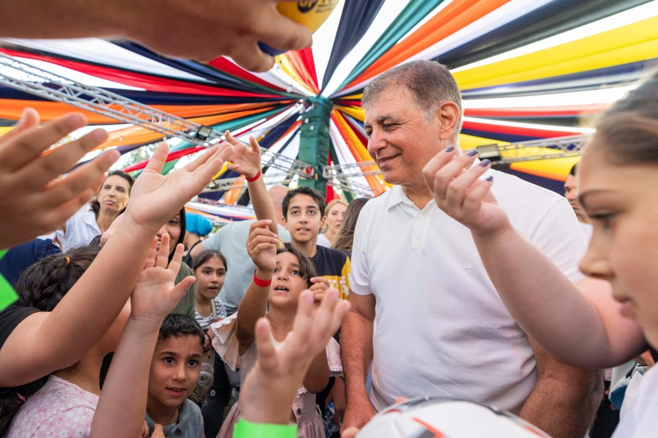 Başkan Tugay 94. İEF’de çocukları misafir etti  